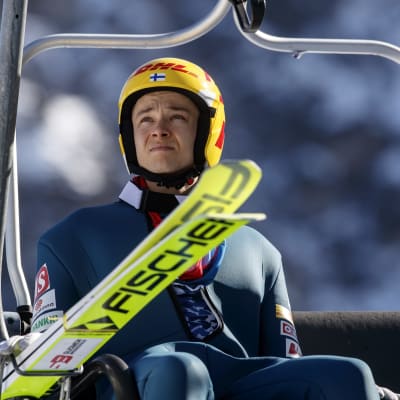 Eero Hirvonen hississä Planicassa ennen suurmäen kisan mäkiosuutta.