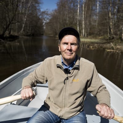Juha-Markku Leppänen istuu soutuveneessä.