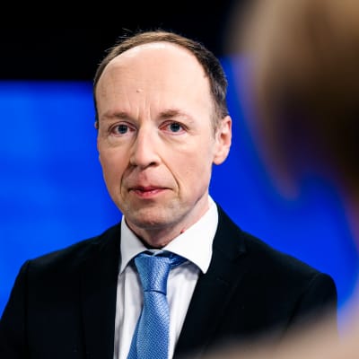 Jussi Halla-aho televisiostudiossa.