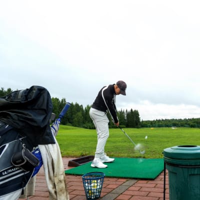 Nicke-Elias Kaajavirta harjoittelee lyöntiä Kajaanin golfkentällä.