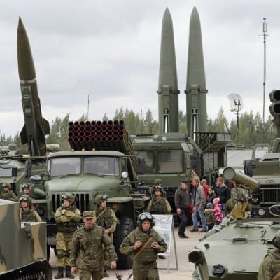 Pietarin ulkopuolella esiteltiin Venäjän asearsenaalia syyskuussa 2017. Kuvassa on mm. lyhyen kantaman ballistinen ohjus Iskander-M (keskellä).