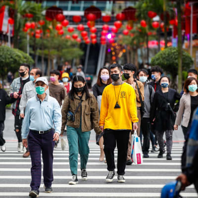 Bild på taiwaneser som går på en gata i Taipei.