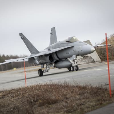 Suomen ilmavoimien Hornet -hävittäjä rullaamassa lentokentälle Rissalan lentokentällä.