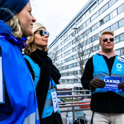 Lakkovahteja koulun edustalla.