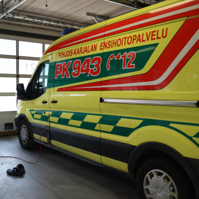 Ambulanssi hallissa Joensuun pelastusasemalla.