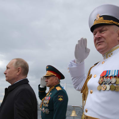 President Putin höll festtal på ryska flottans dag i Sankt Petersburg. Till höger flottans överbefälhavare Nikolaj Yevmenov och i mitten försvarsminister Sergej Sjojgu. 