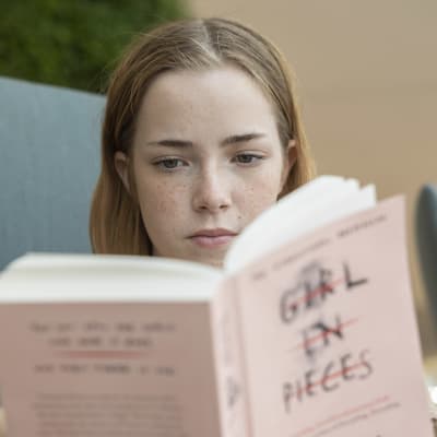 Teinityttö lukee Englannin