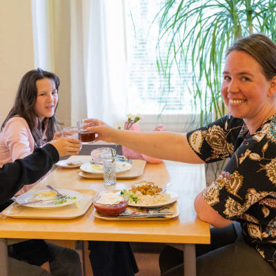 Miska Majanen, Peppi Pahula ja Anna-Liisa Majanen ovat syömässä vasta avatussa hävikkiruokaravaintola Kierrossa Tampereella.