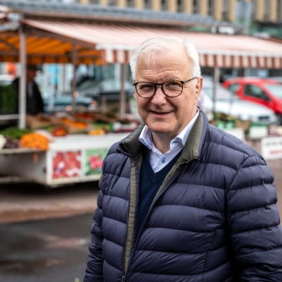 Olli Rahn , suomen pankin pääjohtaja Porin torilla.