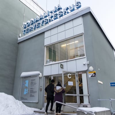 Asiakkaita kävelemässä sisään Kuopion pääterveyasemalle Kuopiossa Joulukuun alussa.