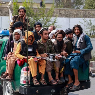 Taliban-joukkio auton lavalla Kabulissa 23. syyskuuta.