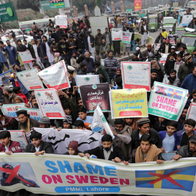 Demonstranter i Pakistan protesterar mot koranbränning i Sverige.
