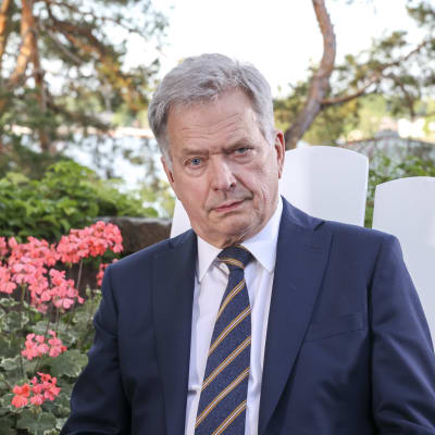 Henkilökuva Sauli Niinistöstä Graniittilinnan puutarhassa Kultarannassa 13.6.2022.