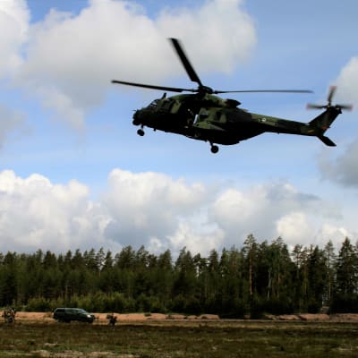 Puolustusvoimien NH-90 kuljetushelikopteri Kouvolassa matalalla Utin lentokentän yläpuolella.