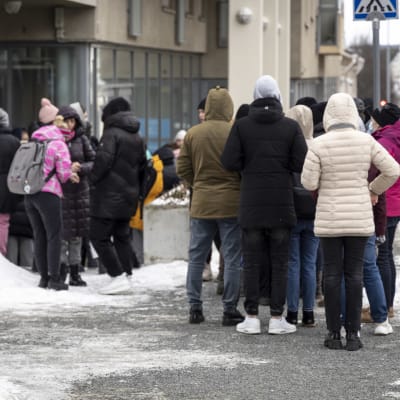 Ukrainalaisia pakolaisia saapumassa saamaan ohjeita Kuopion vastaanottokeskukseen.