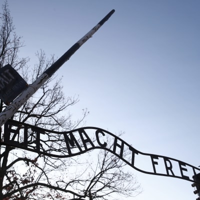 "Arbeit macht frei"-teksti.
