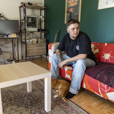 Oululainen Jussi-Mikael Suikkasen kotona. Jussi-Mikael istuu sohvallaan.