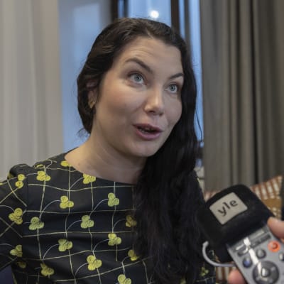 Minister Emma Kari blir intervjuad.