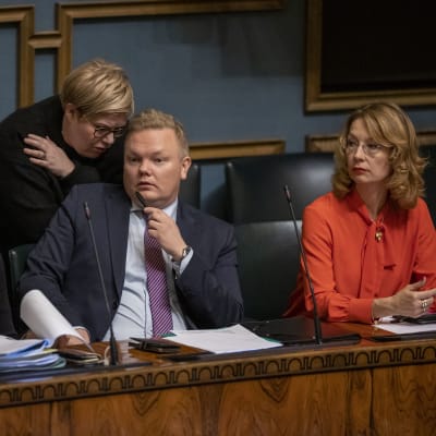 Valtiovarainministeri Annika Saarikko, maa- ja metsätalousministeri  Antti Kurvinen , Eurooppa ja omistajaohjausministeri Tytti Tuppurainen sekä oikeusministeri Anna-Maja Henriksson eduskunnassa 9.11.2022