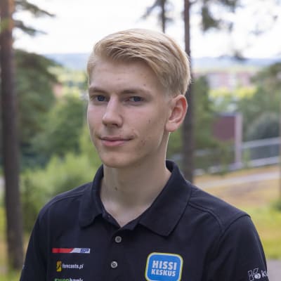 Sami Pajari seisoo Lahden hyppyrimäen juurella ja katsoo kameraan.