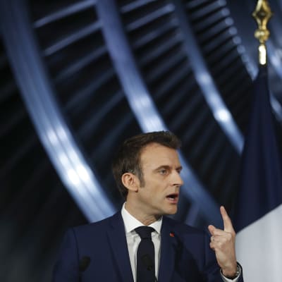 President Emmanuel Macron presenterar sina stora kärnkraftskplaner i Belfort, Frankrike.