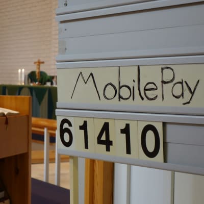 Kollekt samlas in i kyrka med ett Mobilepay nummer.