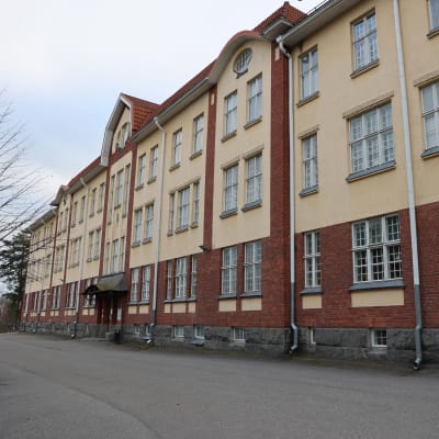 En stor gulbrun stenbyggnad, Åbo stads äldrepsykiatriska avdelning i Kuppis.