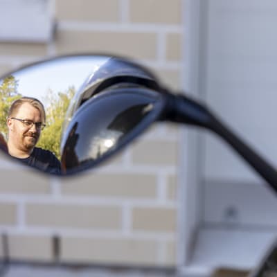 Jani Lehtola peilattuna moottoripyörän peilistä.