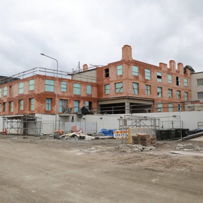 Kesken jäänyt rakennustyömaa Joensuun Penttilänrannassa.