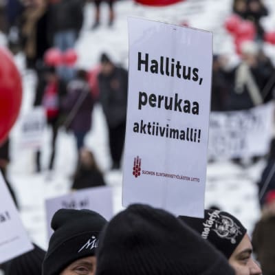 Aktiivimallia vastustava mielenosoitus Helsingin Senaatintorilla.