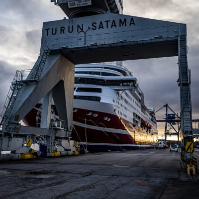 M/S Viking Grace odotteli maanantaina Turun satama-altaassa siirtoa Naantaliin, korjaustelakalle. 