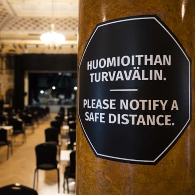 Huomioithan turvavälin opastus Helsingin Vanhalla ylioppilastalolla