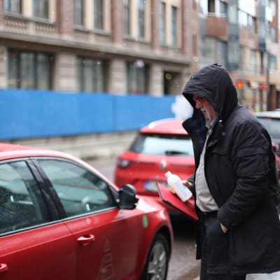 Peter Wendell står vid sin bil
