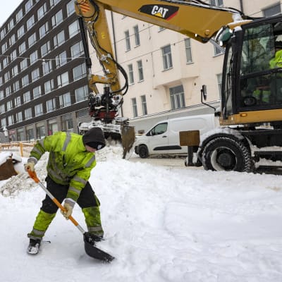 Lumitöitä Valtteri-Myräkän jäljiltä. 