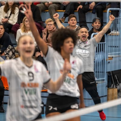 Liigaplokin päävalmentaja Kim Buchwald tuulettaa.