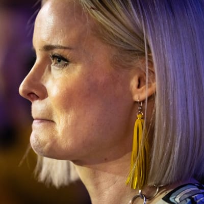 Lähikuva Riikka Purrasta. Riikka Purran silmä kostui hänen puhuessaan vaalivalvojaisissa eduskuntavaalien vaalivoiton jälkeen.