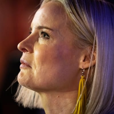 Riikka Purra i profil.