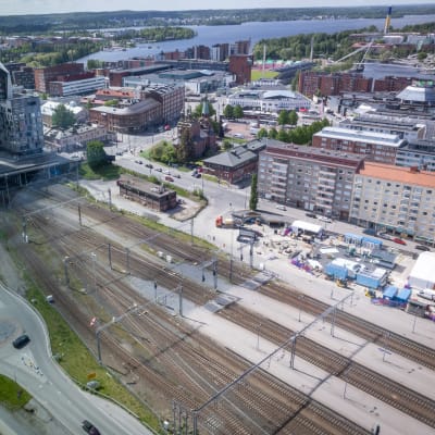 Tampereen rautatieasemaa ilmakuvassa, myös areena ja uudet tornitalot mukana.