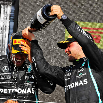 Valtteri Bottas sprutar champagne på Lewis Hamilton.