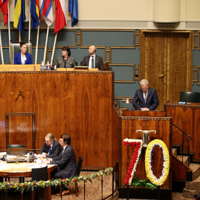 Tasavallan presidentti Sauli Niinistö puhuu eduskunnassa.