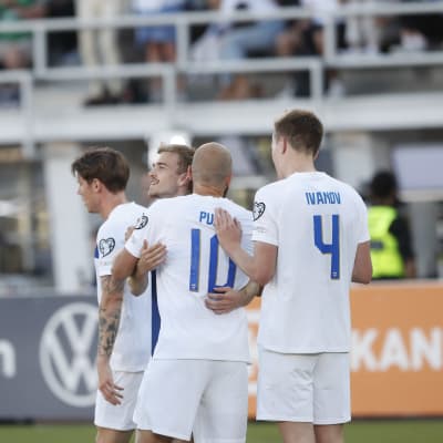 Finlands spelare firar.