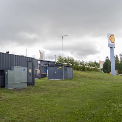 Siilinjärven Shell -huoltoaseman pihalla oleva "varavoima generaattori" joka tuottaa sähköä, jos sähköntuotanto lakkaa asemalla.