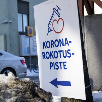 Koronarokotus infotaulu Kuopion pääterveysaseman edustalla