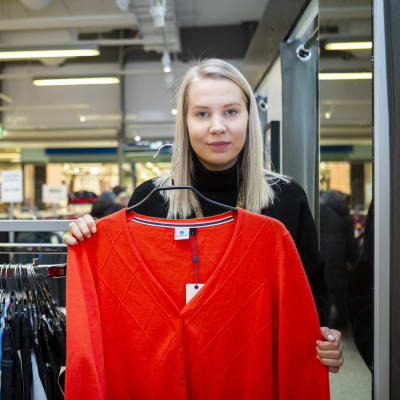 Uusia käyttämättömiä vaatteita, jotka on tuotu kierrätykseen Uffille. Myyjä Eerika Lehtimäki esittelee.