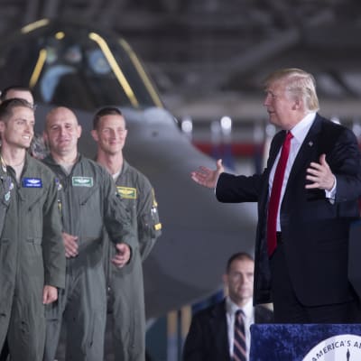 Donald Trump talar till soldater 15 spetember 2017.