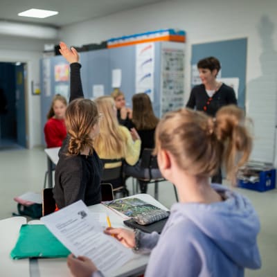 Yhdeksännen luokan oppilaita englannin kielen opetuksen tunnilla, opettajana lehtori Katariina Pekuri, Riihikallion koulu, Tuusula, 15.1.2019.