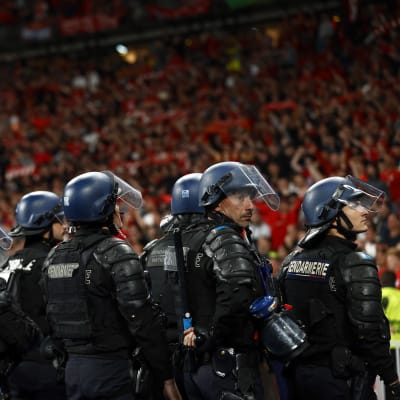 Polis iakttar Liverpool-fans under Champions League-finalen 2022.
