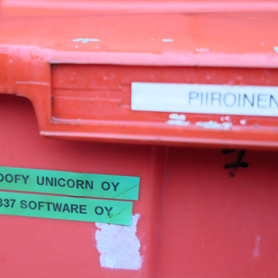 Lähikuva punaisesta postilaatikosta, jossa lukee Piiroinen sekä Goofy Unicorn Oy ja 1337 Sofware Oy.