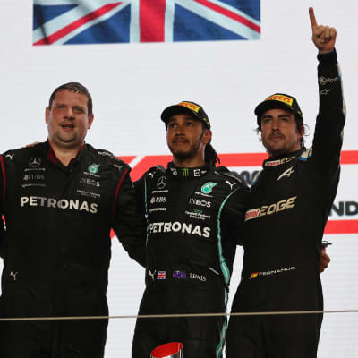 MM-sarjaa johtava Max Vertappen (vas.) oli Qatarin GP:ssä toinen, Lewis Hamilton (toinen oik.) otti voiton ja Fernando Alonso (oik.) pääsi palkintopallille seitsemän vuoden tauon jälkeen.