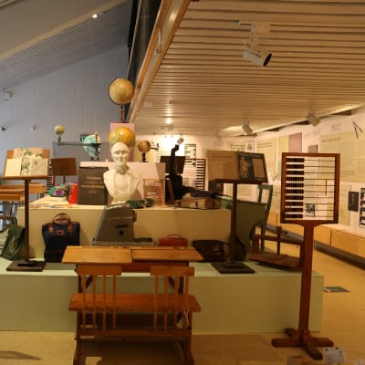 Interiör från utställning på museum.